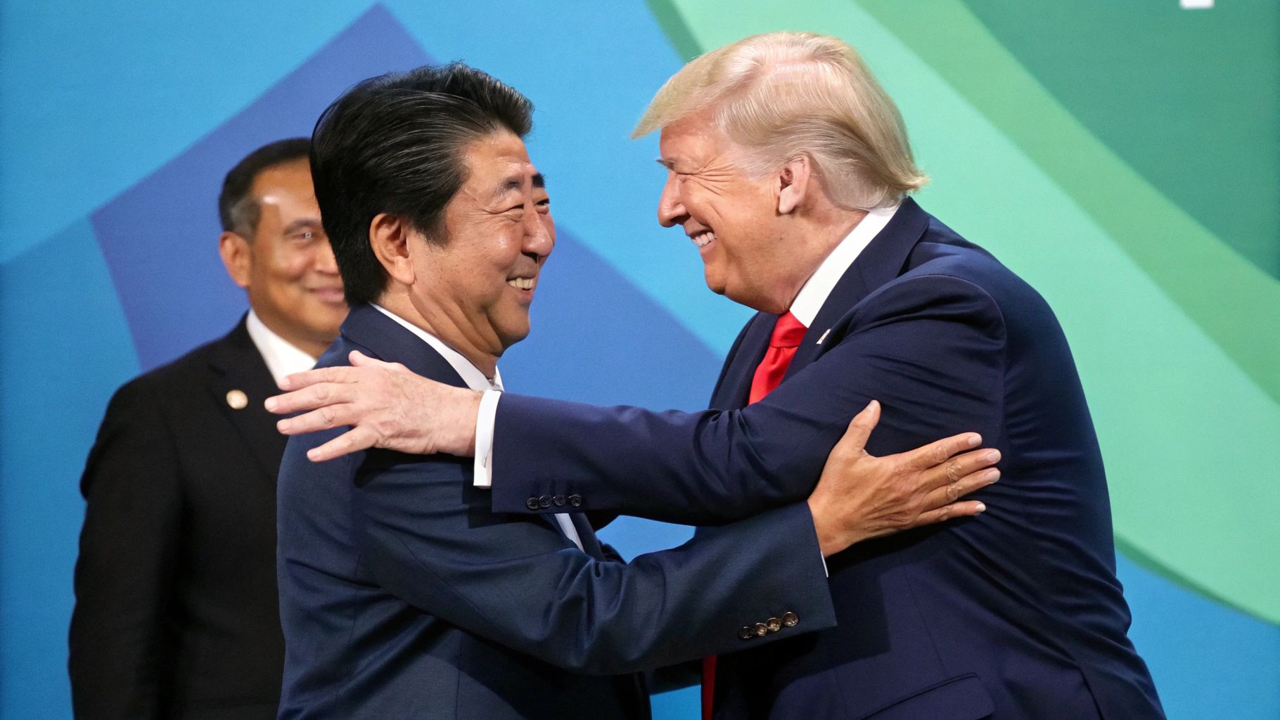 国際会議で交わす日米友情