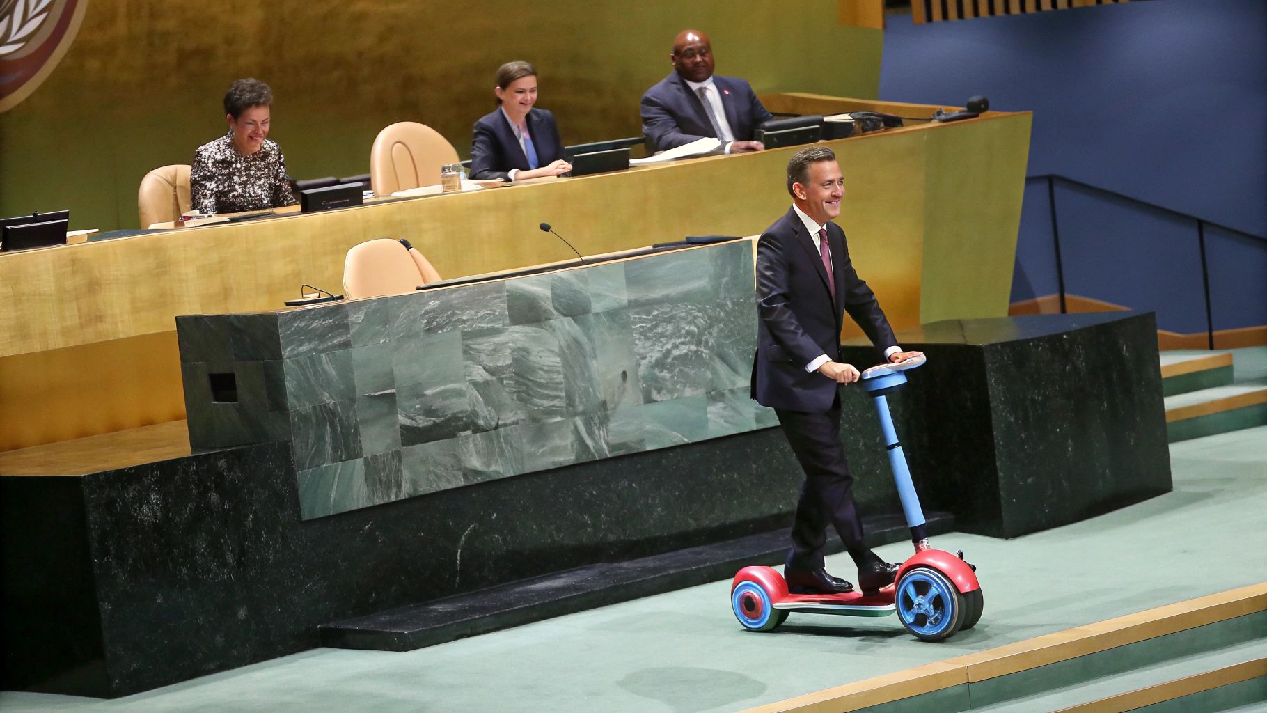 国連会場でホバ走行の笑顔司会者