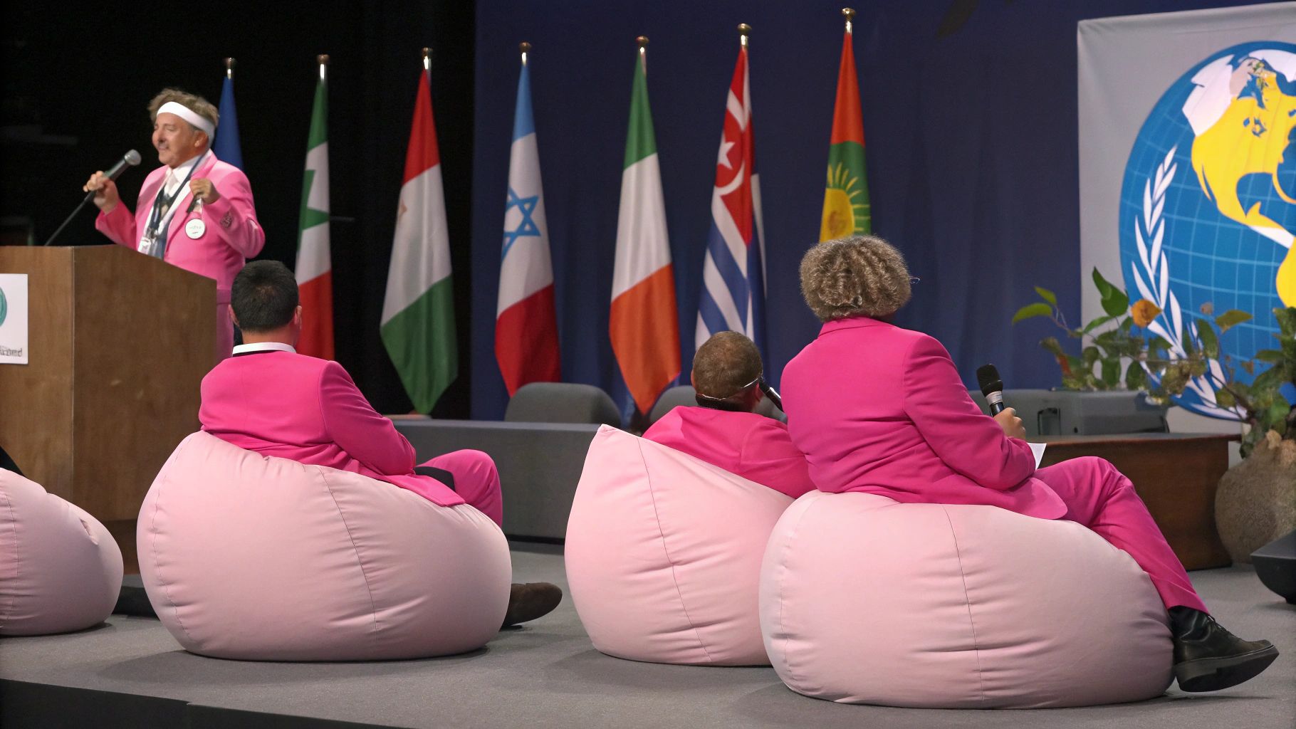ピンク尻ポーチ国際会議風刺画
