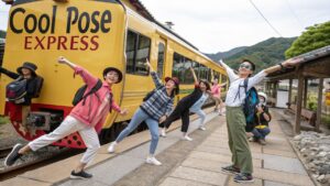 京都背景のクールポーズ列車